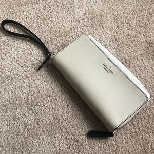 Kate Spade Wallet nude/ white Wristlet Wallet (NWT)